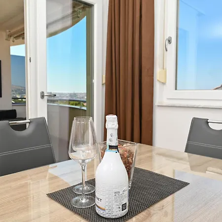 Апартаменты Sunny Place With Sea View *