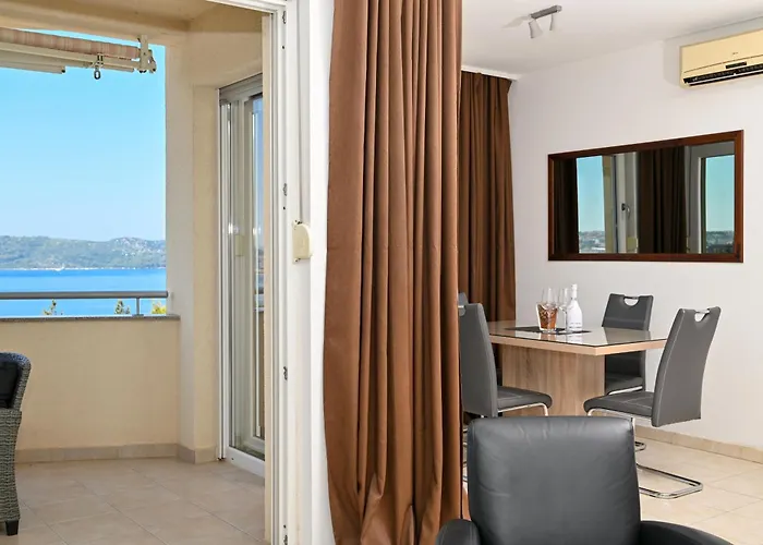 Sunny Place With Sea View דירה טרוגיר