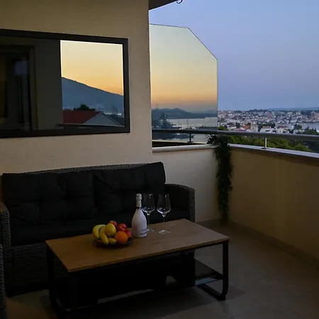 アパート Sunny Place With Sea View トロギール