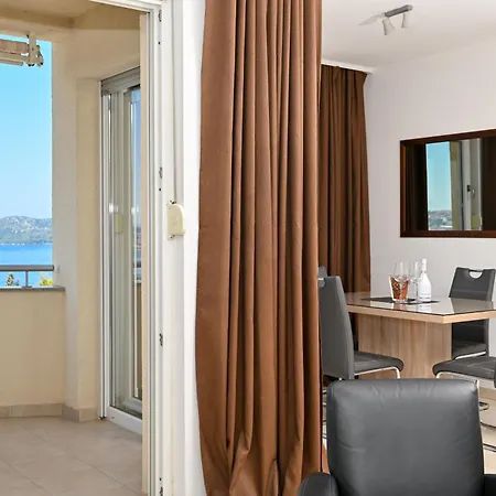 Sunny Place With Sea View 아파트 트로기르